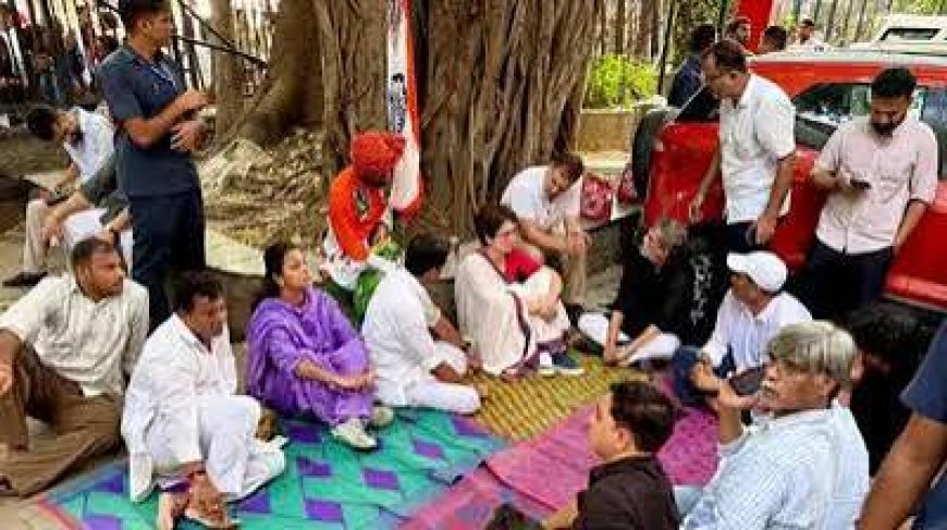 आकाशवाणी भवन में धरने पर बैठे राहुल,  बोले - चुनाव आयुक्त को मिलना ही पड़ेगा,  प्रियंका भी हैं साथ
