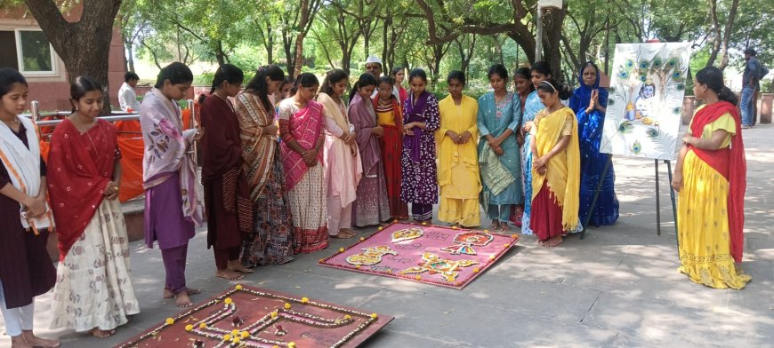 रसखान की समाधि पर सांझी के विविध रंग, पानी पर तैरती कला ने मोहा दर्शकों का मन