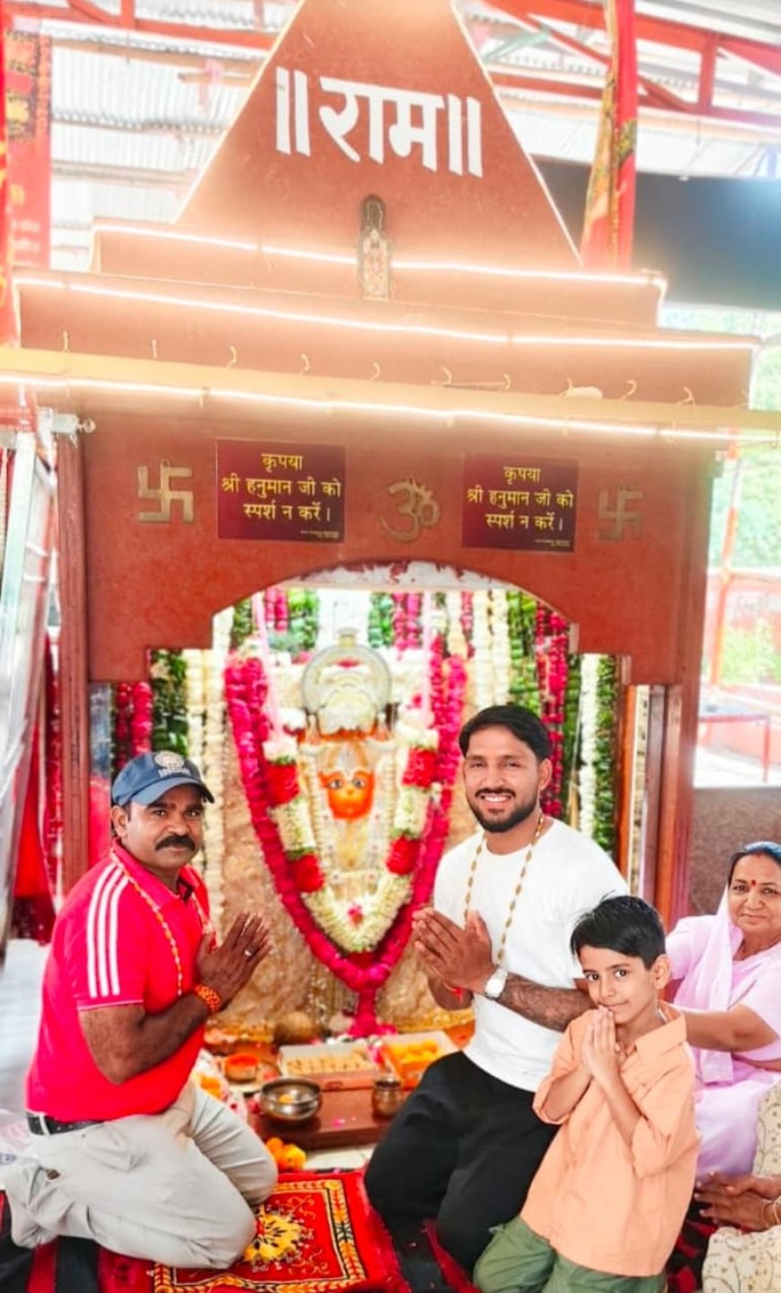 क्रिकेटर ध्रुव जूरैल ने आगरा के हनुमान मंदिर में की पूजा, नई मर्सिडीज की पूजा के बाद न्यूजीलैंड रवाना