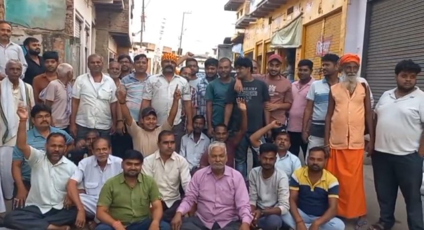 पिनाहट में चंबल पर पौंटून पुल को लेकर व्यापारियों का गुस्सा फूटा, नारेबाजी कर सड़क पर दिया धरना; बोले- पुल नहीं तो वोट नहीं