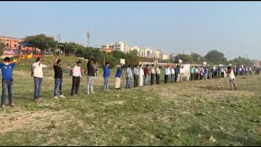 यमुना की बदहाली पर रिवर कनेक्ट कैंपेन ने मानव  श्रृंखला बनाकर सरकार को घेरा, ताजमहल के नीचे बैराज और गाद सफाई की मांग