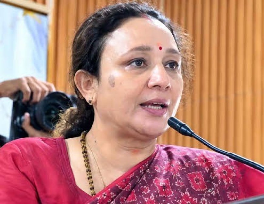 कांग्रेस में कुर्सी बदली, मुश्किलें बरकरार! मोना के सामने संगठन को संभालने से लेकर अखिलेश से तालमेल तक की चुनौती