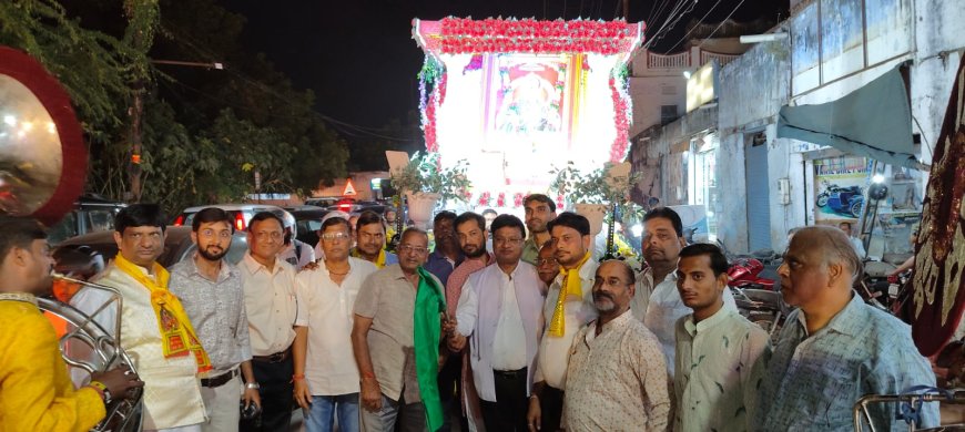 जयकारों और पुष्पवर्षा के बीच निकली महाराजा अग्रसेन की भव्य शोभायात्रा,  झांकियों ने मोहा मन