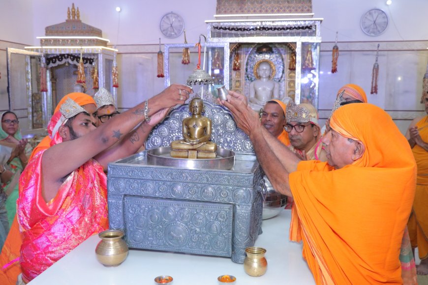 हरीपर्वत जैन मंदिर में स्वर्ण कलशों से भगवान शांतिनाथ का अभिषेक, भजनों की सुमधुर प्रस्तुति