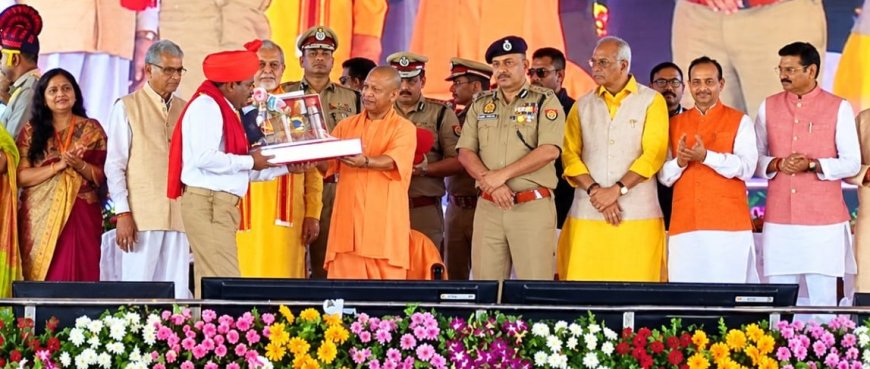 बरेली में बोले सीएम योगी- पहचान छिपाने वाले यूपी के लोगों की बदली छवि, अब नाम सुनते ही गले मिलने आगे आते हैं दूसरे राज्यों के लोग, 68 हजार ग्राम प्रहरियों का मानदेय बढ़ाकर 3500 रुपये करने की घोषणा