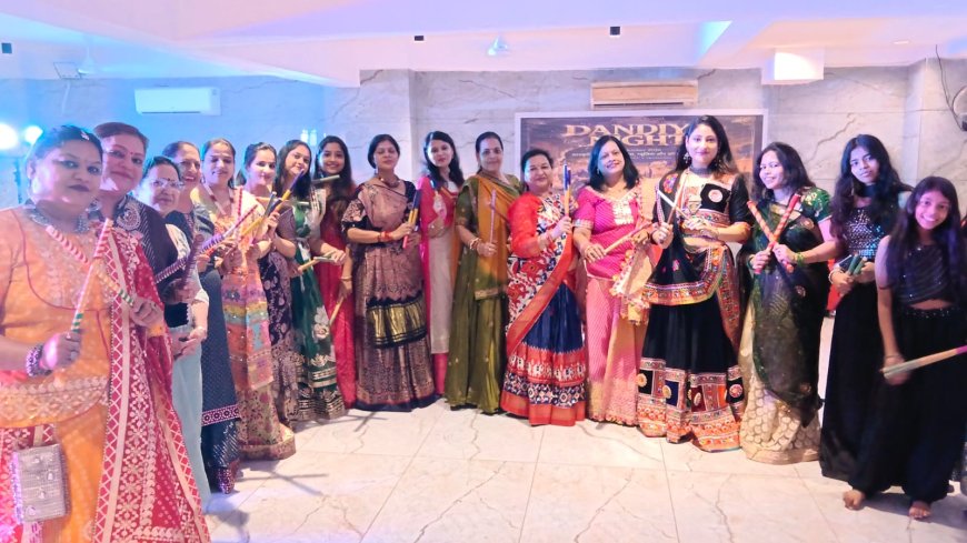पारस पर्ल्स एक्सटेंशन में डांडिया की धूम, बिना अध्यक्ष-सचिव के एकजुटता की मिसाल बनी सोसाइटी