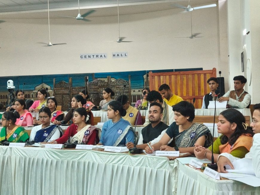 दयालबाग विश्वविद्यालय की युवा संसद में सरकार से तीखे सवाल, ‘वन नेशन, वन एजुकेशन’ पर पेश हुआ विधेयक