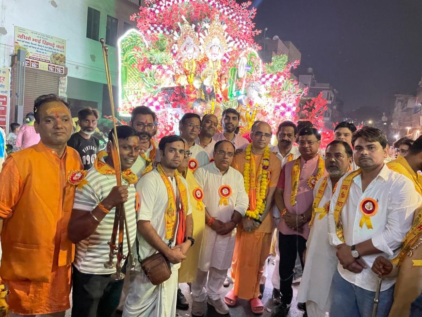 आगरा में 36 आकर्षक झांकियों संग निकली दशहरा शोभायात्रा, राम-रावण की सेना के सजीव युद्ध ने किया रोमांचित