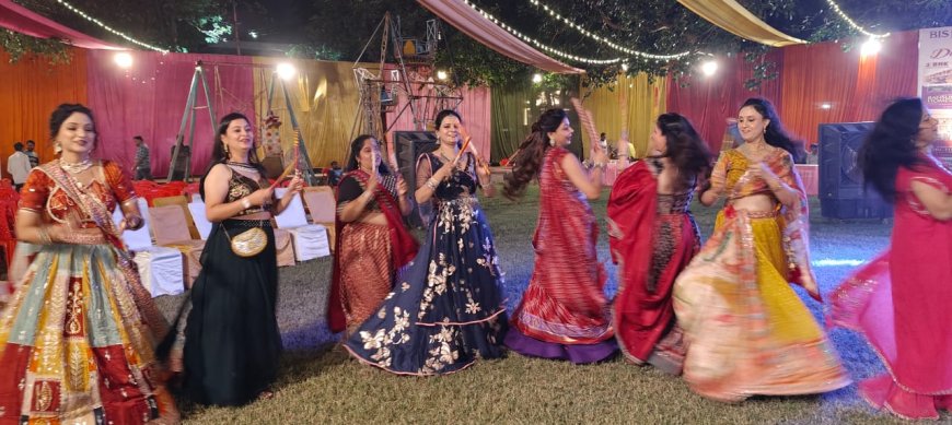 डांडिया की धुन पर झूम उठा आगरा का जयपुर हाउस, जयश्रीराम के जयकारों से गूंजा श्रीराम पार्क; 12 फुट के रावण का दहन