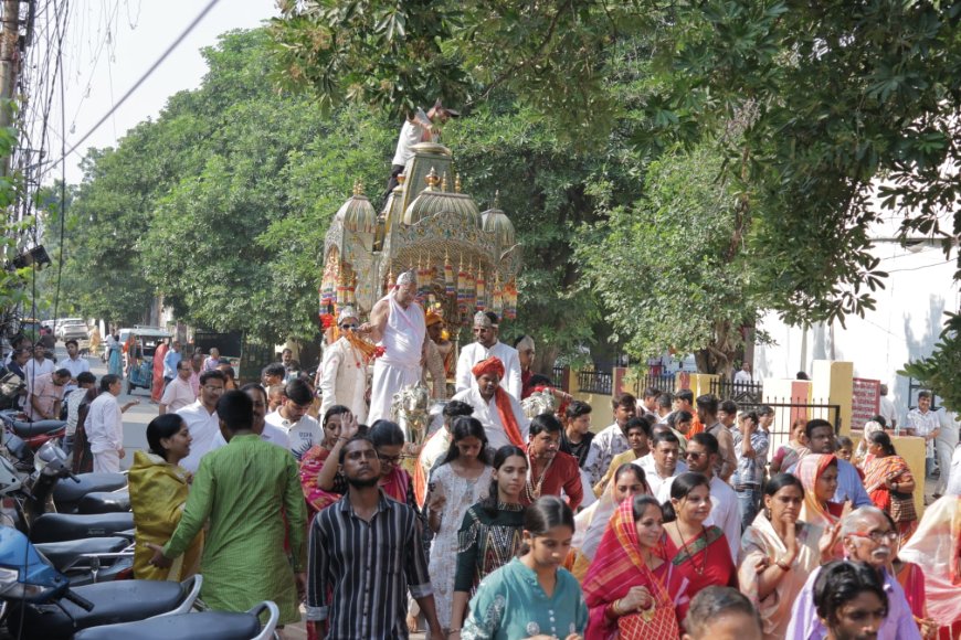 जिन सहस्रनाम महामंडल विधान में हवन के बाद आगरा में निकली भव्य रथयात्रा, मुनि समत्व सागर ने कहा- सत्य बनाया नहीं, खोजा जाता है