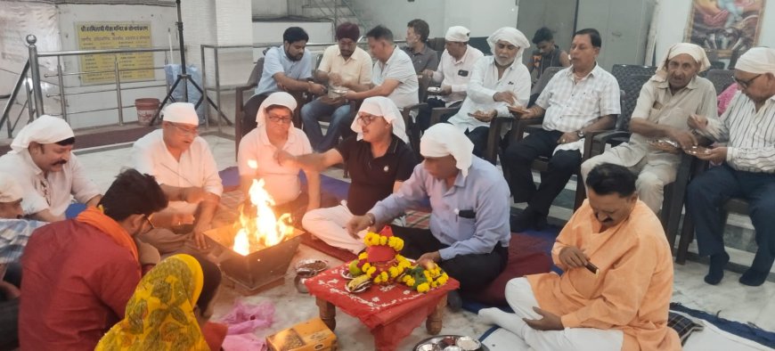 आडवाणी के स्वास्थ्य की मंगलकामना को आगरा शू फैक्टर्स फेडरेशन ने किया हवन