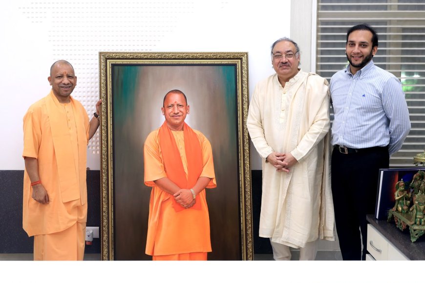 योगी को पद्मश्री कृष्ण कन्हाई ने भेंट किया छह फीट का भव्य पोर्ट्रेट, वृंदावन आर्ट गैलरी आने का न्योता