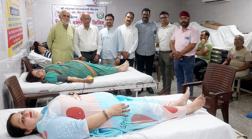 हेल्प आगरा हॊस्पिटल में 55 लोगों ने किया रक्तदान, 11 रक्तदाताओं को चांदी के उपहार से किया सम्मानित