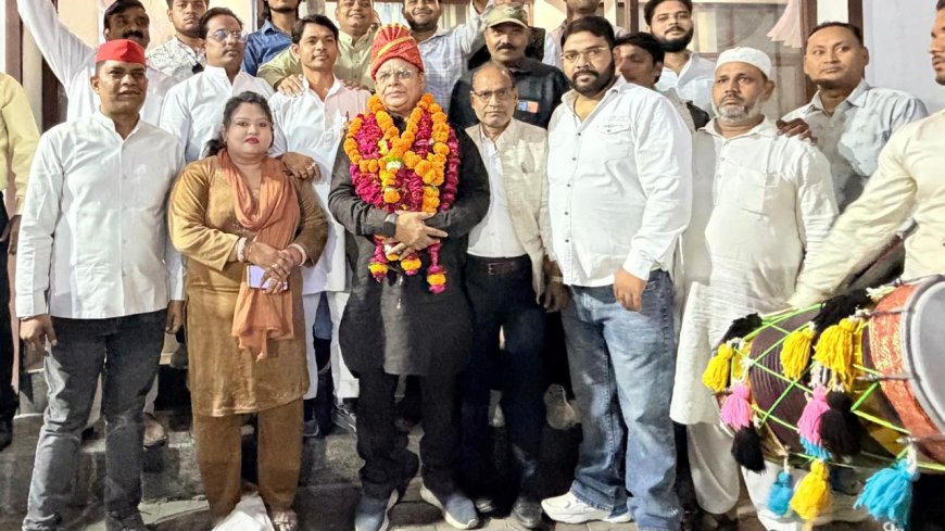 आकाश अग्रवाल की जीत से सपा में जोश, शब्बीर अब्बास का ढोल-नगाड़ों के साथ स्वागत; 2027 में आगरा फतह का संकल्प