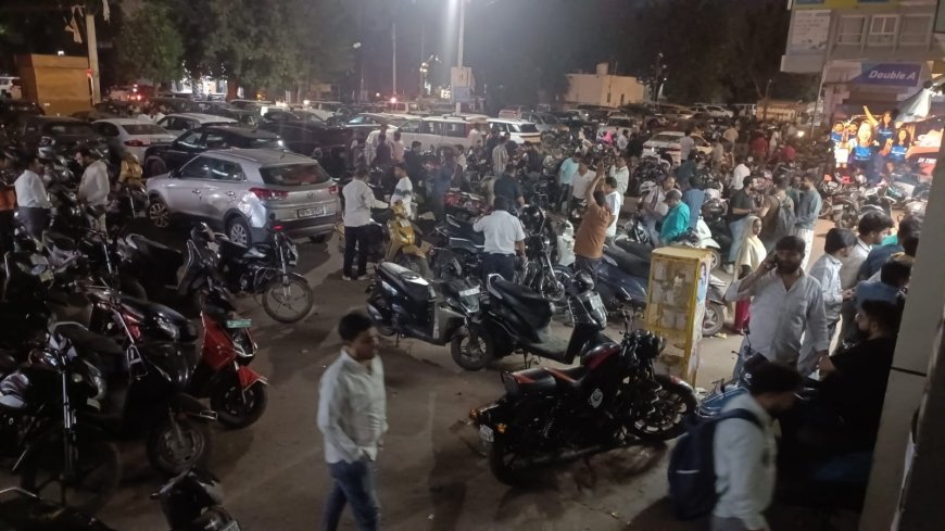 संजय प्लेस में दुकानों के सामने खुलेआम दारूबाजी, गंदगी और अतिक्रमण से व्यापार करना दूभर; पुलिस चौकी के सामने ही बिगड़ रही कानून-व्यवस्था, व्यापारी किससे करें फरियाद?