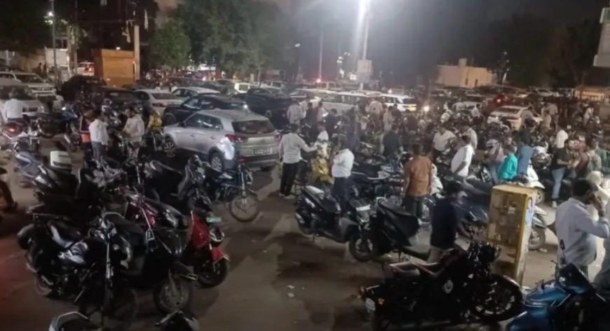 पुलिस चौकी के पास ही सज रही शराबियों की महफिल, पार्किंग बनी ओपन बार