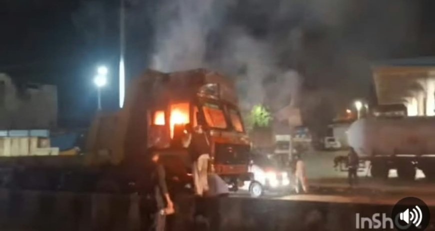 छिबरामऊ में पूर्वी बाईपास पर पेट्रोल पंप के पास धू-धू कर जलने लगा चलता हुआ ट्रक